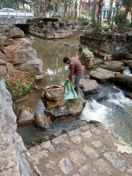 2月24日，党员到社区报道开展河湖清理整治工作2
