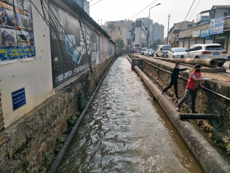 2月24日，党员到社区报道开展河湖清理整治工作3