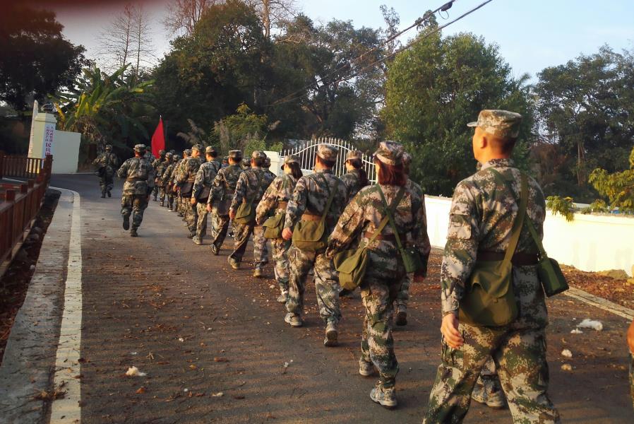 战备拉练队伍出发