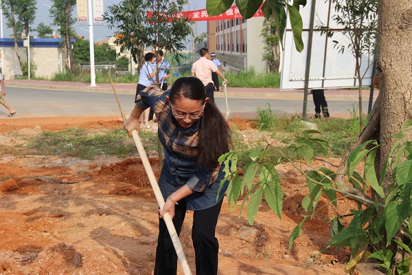 义务植树 绿色满校园