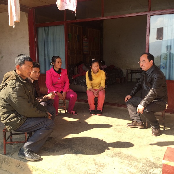 1月29日，副市长陈红钢到勐戛镇慰问挂钩联系户1