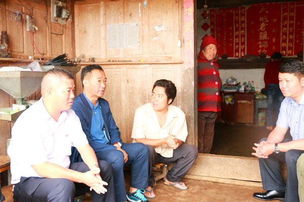 6月13日，芒市委副书记、市政府党组书记毛晓中山乡调研经济社会发展和脱贫攻坚工作