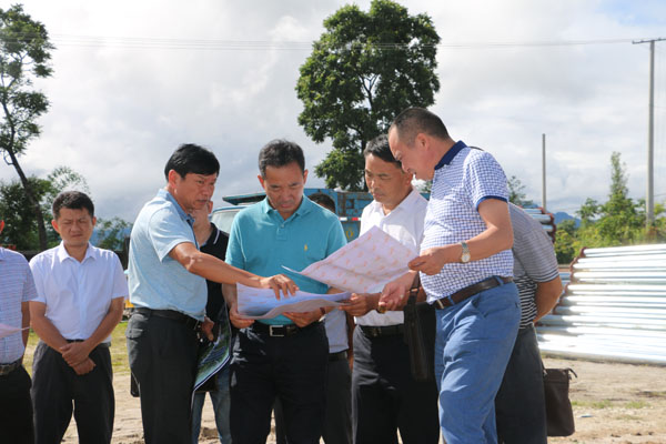 6月12日，芒市委副书记、市政府党组书记毛晓到五岔路乡调研