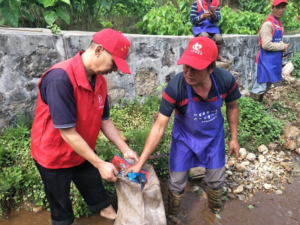 2020.5.22与芒牛坝村开展清水河清理整治工作3