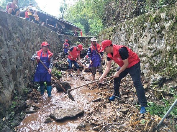 2020.5.22与芒牛坝村开展清水河清理整治工作5