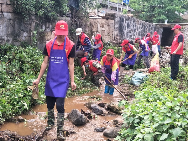 2020.5.22与芒牛坝村开展清水河清理整治工作4