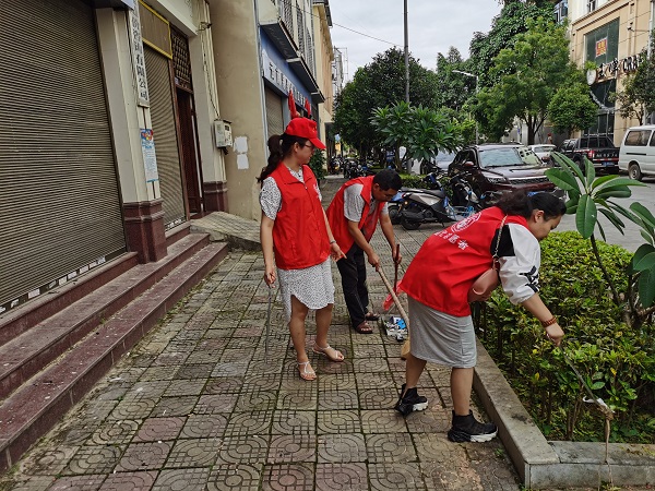 2020.7.30开展人居环境整治新华路清扫活动