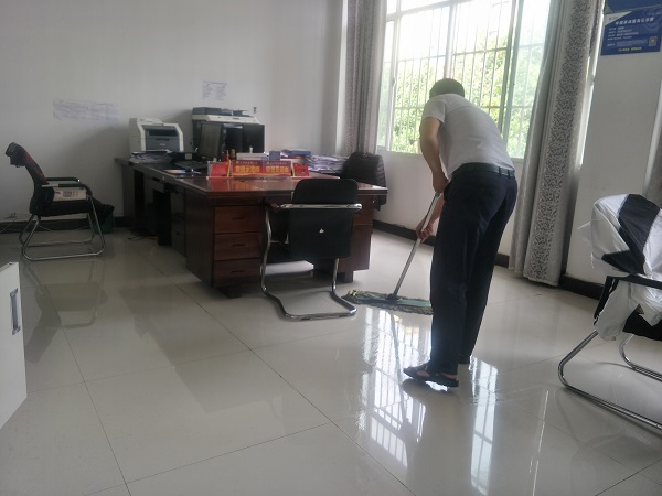 2020.8.3开展办公区清扫活动1