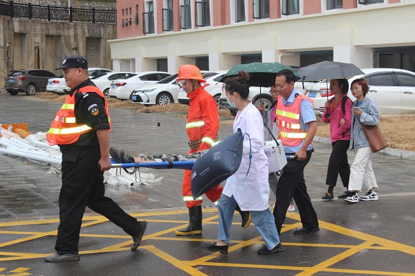 2020年10月22日，州、市防震减灾局到德宏师范专科学校开展地震应急演练指导工作1