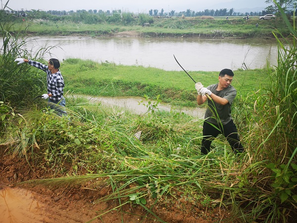 2020年10月23日，到芒市大河清理整治河道1