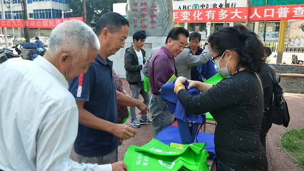 2020年11月10日在芒市民族进步广场开展11.6省地震宣传活动