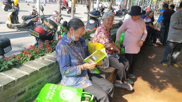 2020年11月10日在芒市民族进步广场开展11.6省地震宣传活动2