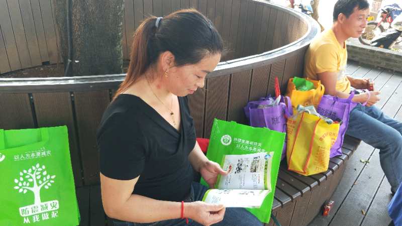 2020年11月10日在芒市民族进步广场开展11.6省地震宣传活动4 (2)