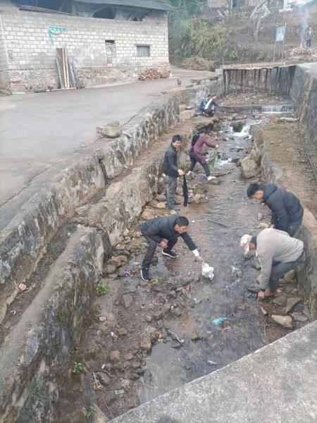 2021年2月9日组织开展春节期间爱国卫生专项整治工作图片14