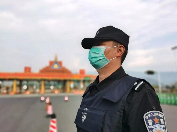 防疫阻击战芒市公安一直在戴口罩的你们真帅