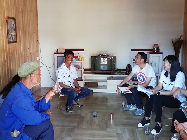 与脱贫户聊聊家常