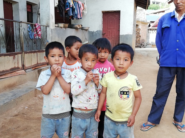 幸福的德昂族小孩