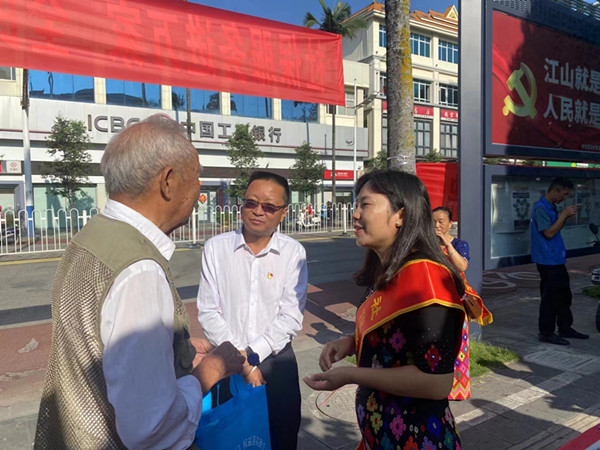 州市局长为群众讲解_副本