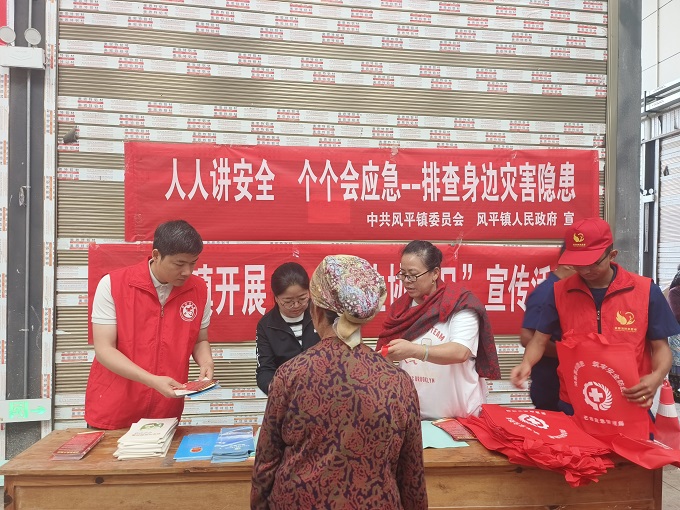 5.14镇经济发展办、社会事务办、消防队到帕底农贸市场开展防灾减灾日及计生、消防安全等宣传活动
