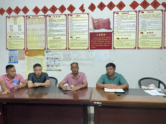 6月25日党群服务中心到东法小组召开群众会宣传控辍保学。