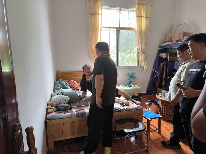 6.20党群服务中心陪同市残联和医生到村上门鉴定办理残疾证