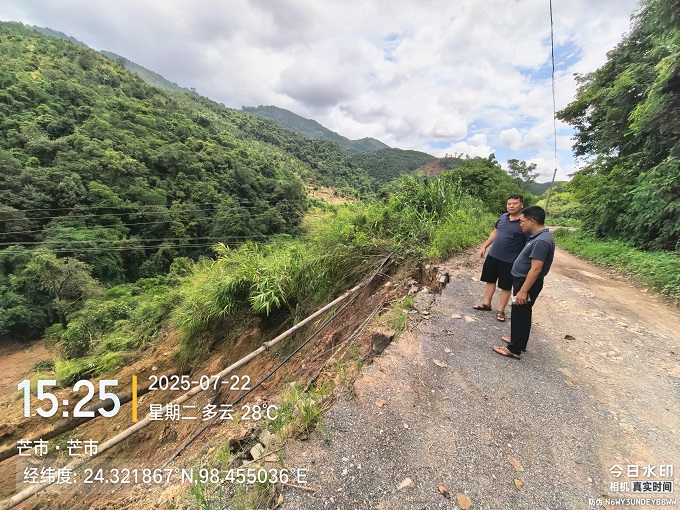 22日兴磊石场上清塘河水库路边发生坍塌