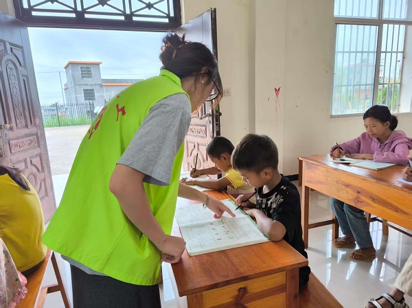党群服务中心到吉祥村开展暑期课外辅导活动