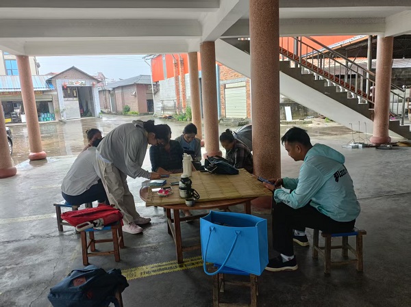 党群服务中心开展养老保险征缴工作