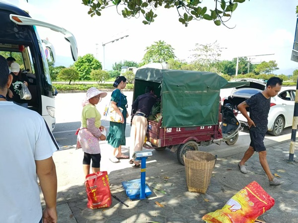 镇综合执法队清理占道经营