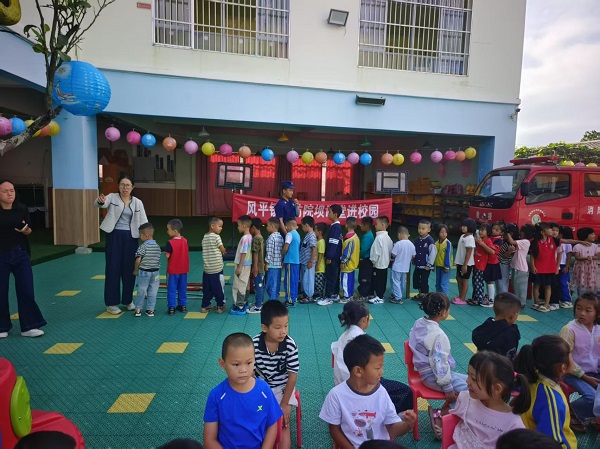 10.9消防队到帕底幼儿园开展防火演练