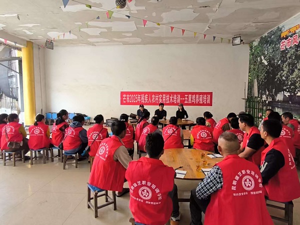 10.22党群服务中心到法帕村弄转村民小组开展五黑鸡养殖职业技能培训班现场督导工作