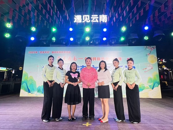 10.5文化站工作人员带领辖区演员到珠宝小镇参加芒市乡镇文艺汇演彩排