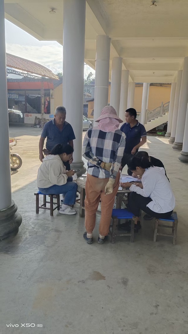 10.24党群服务中心和市税务局到遮晏村上景坎开展两险征缴工作。