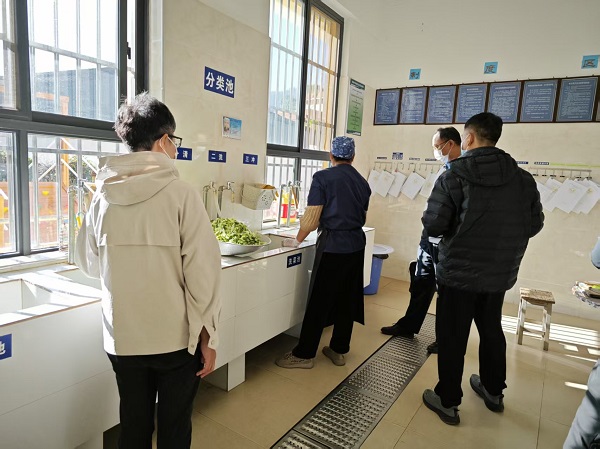 11.12镇食安办联合市场监管三所、风平中心校、卫生监督协管办到坝么幼儿园、平河小学开展校园食品安全、用水安全检查。