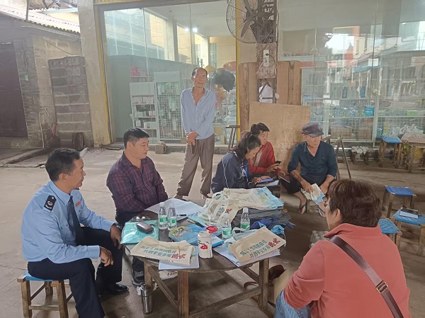 11.5党群服务中心、市税务局、市人社局到遮晏村开展两险征缴政策宣传和现场征缴工作。