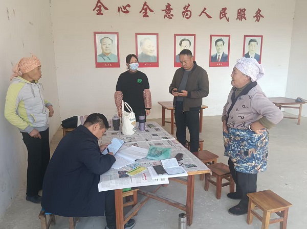 12.16党群服务中心陪同州市税务局到法帕村开展两险催缴工作。