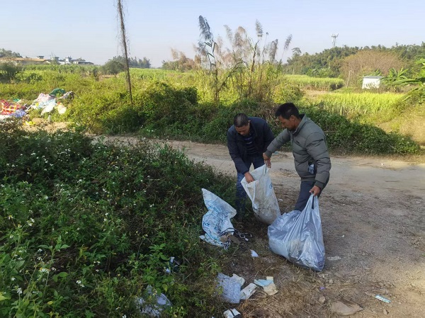 12.3环城南路清理垃圾