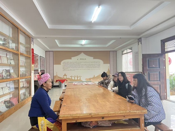 1.7州社科联携云南民族大学艺术学院师生到邵梅罕剪纸馆进行访谈并学习剪纸