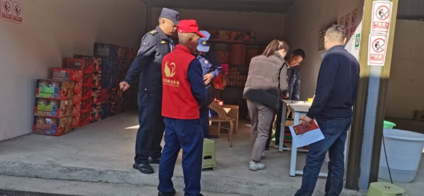 1.26镇经济发展办、镇综合行政执法队、镇专职消防队开展安全检查工作