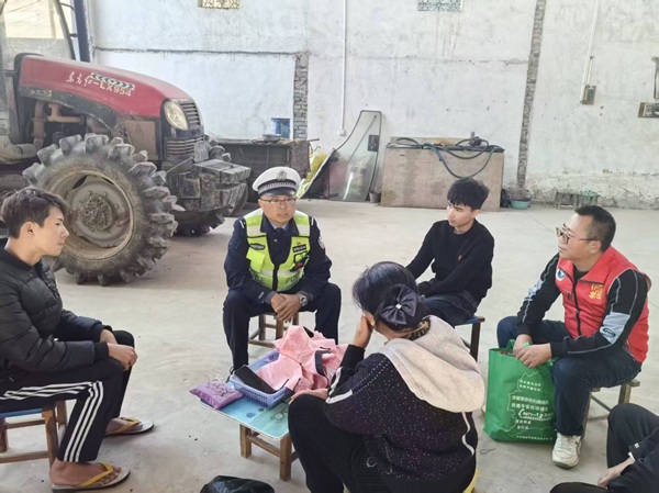 1.28芒市交警队、镇平安法治办到那目村利用大广播″对未成年人开展交通安全、禁毒等普法宣传活动。