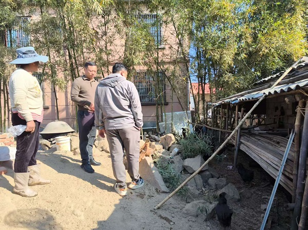 2.11党群服务中心配合市残联到那目验收残疾人五黑鸡养殖培训项目