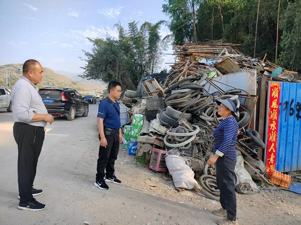 2.24镇经济发展办督促相关企业落实环保问题整改