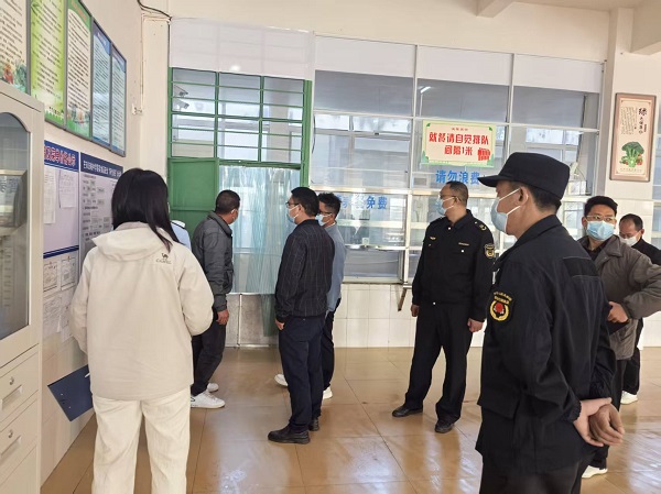 3.24经济发展办工商所，综合执法队，消防员到校园周边安全检查