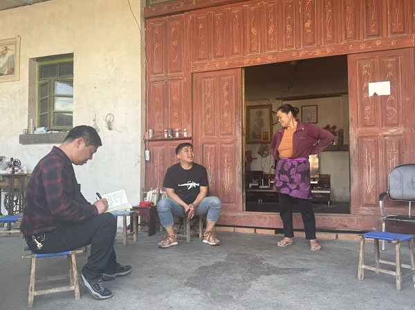 3.23党群服务中心到腊掌村、法帕村走访特困供养对象，高龄老人