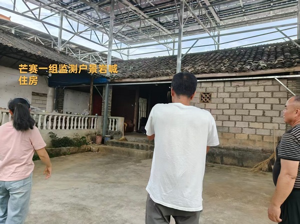 经济发展办陪同市城乡住房建设局入户查看5月份新纳入监测户住房情况