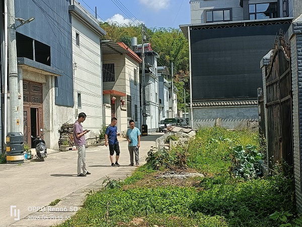 镇经济发展办陪同市环保局查看污水处理设备运行情况
