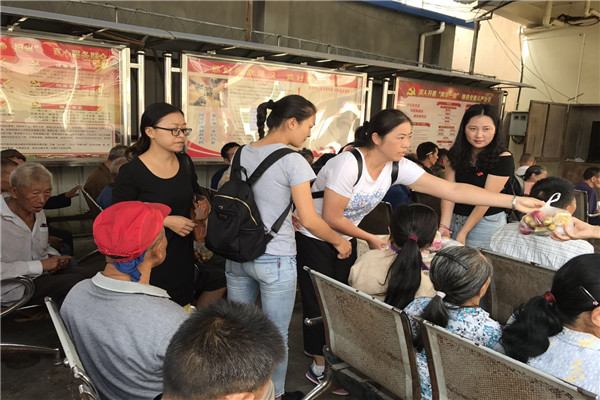 Ⅲ-5-1-①2017年9月29日，芒市图书馆组织党员及工作人员到芒市中心敬老院开展“情满中秋 孝行你我”活动