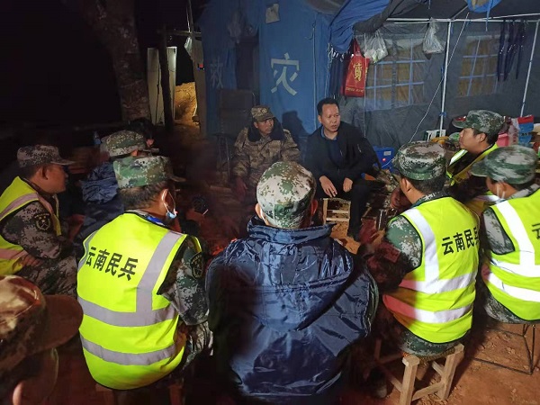 2020年11月26日 中山乡党委书记尹新学率队看望大理志愿中山疫情防控工作的各卡点民兵队伍