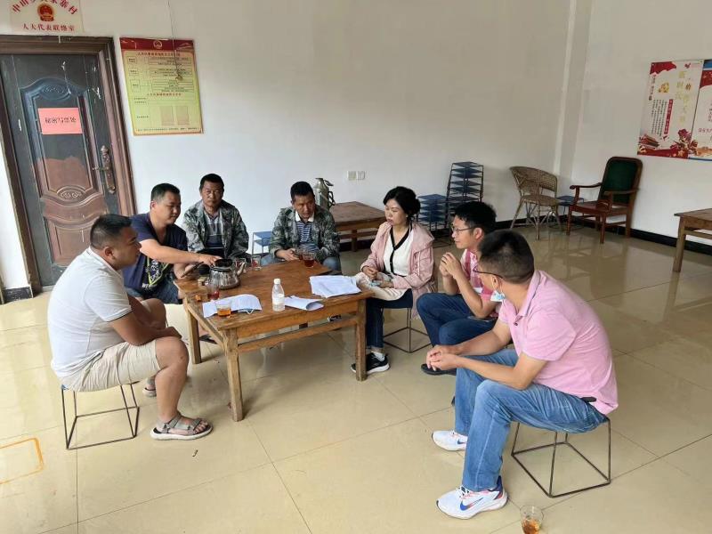 住建局到黄家寨指导危房隐患排查工作