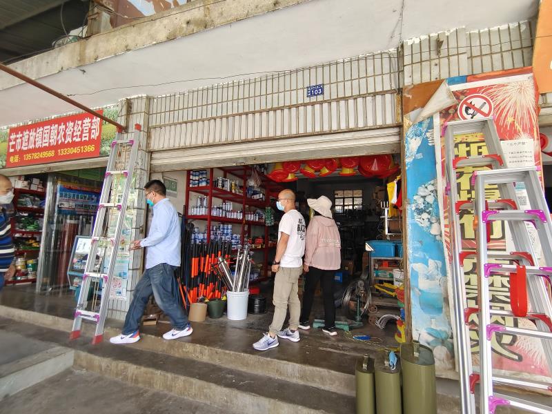 村镇股组织结构专家到遮放镇针对农村经营性自建房安全隐患排查整治工作进行检查。4